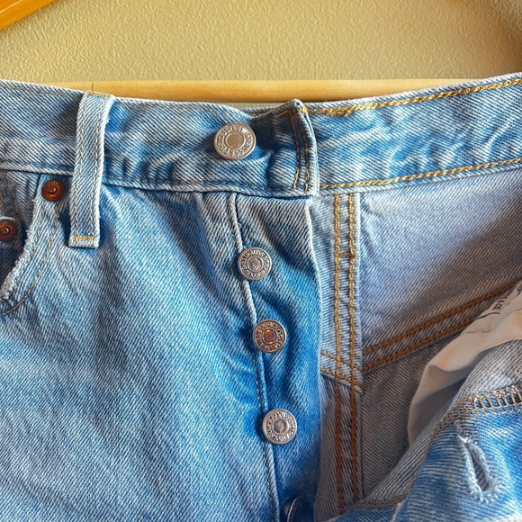 Levi Distressed Jean Shorts - Picture 7 of 9